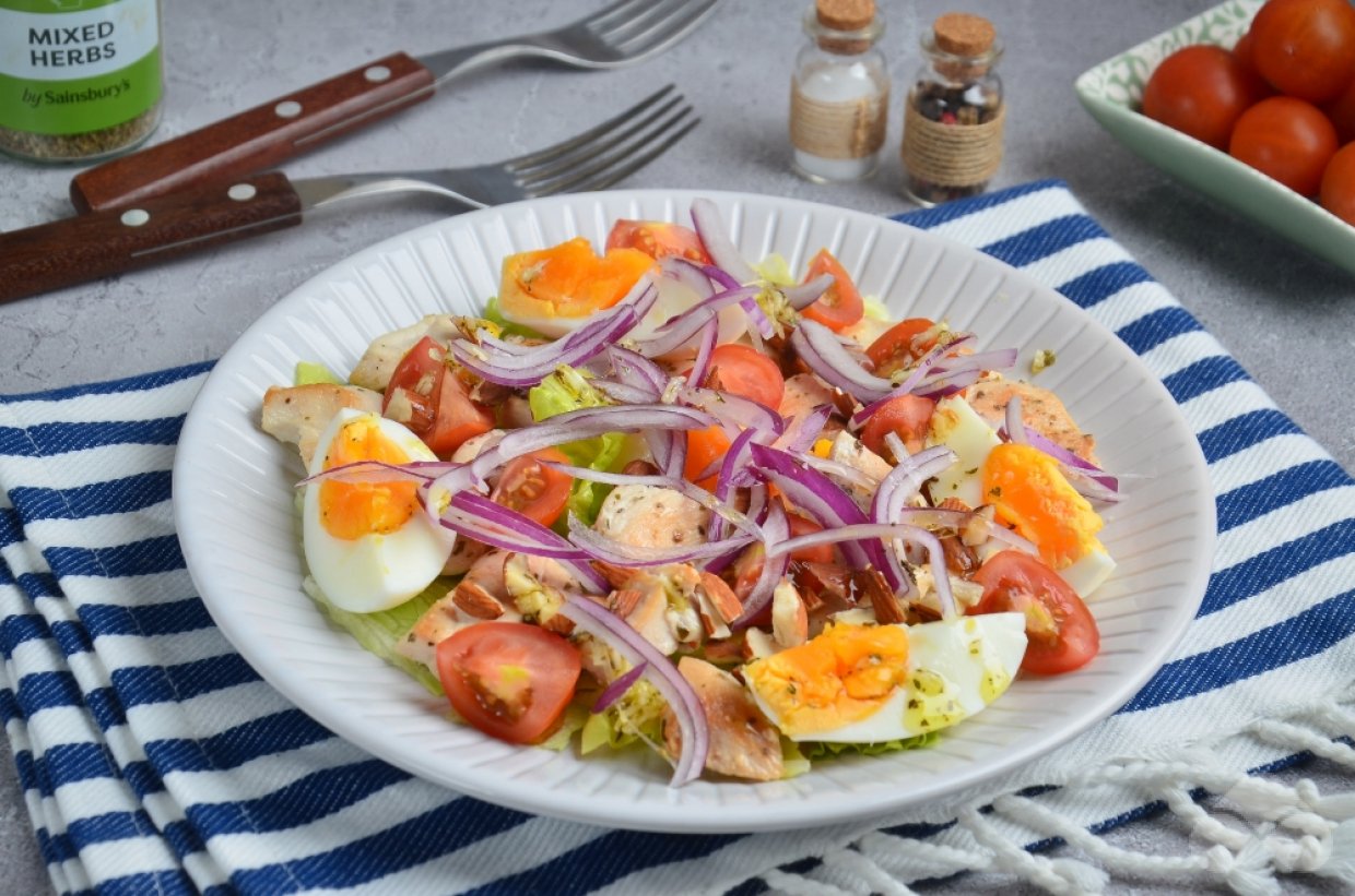 Салат с курицей, овощами и орехами