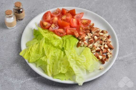 Салат с курицей, овощами и орехами – фото приготовления рецепта, шаг 3