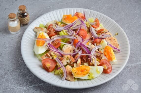 Салат с курицей, овощами и орехами – фото приготовления рецепта, шаг 4