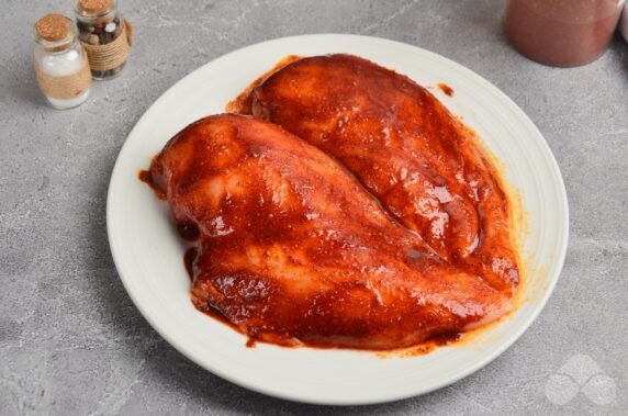 Куриное филе с копченой паприкой в духовке – фото приготовления рецепта, шаг 3