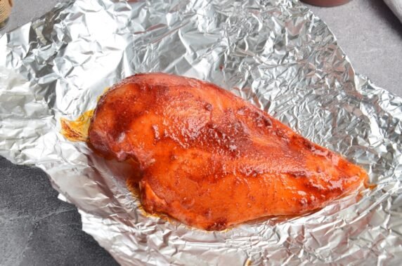Куриное филе с копченой паприкой в духовке – фото приготовления рецепта, шаг 4