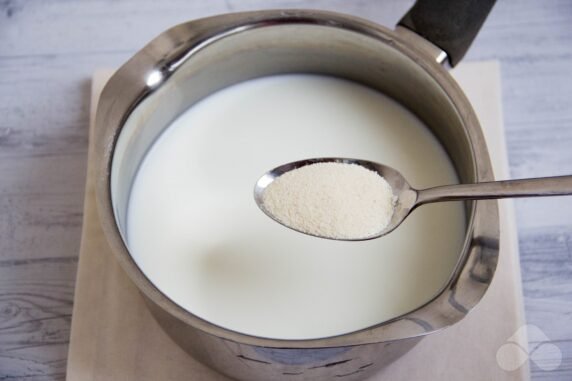 Манная каша на молоке без комочков – фото приготовления рецепта, шаг 2