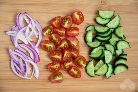 Салат с тунцом, овощами и кукурузой – фото приготовления рецепта, шаг 2