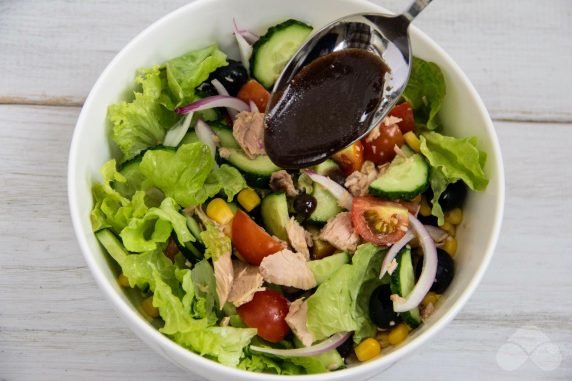Салат с тунцом, овощами и кукурузой – фото приготовления рецепта, шаг 4
