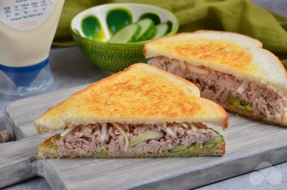 Сэндвич с тунцом и огурцами – фото приготовления рецепта, шаг 6