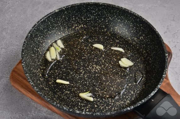 Омлет с тунцом и зеленью – фото приготовления рецепта, шаг 1