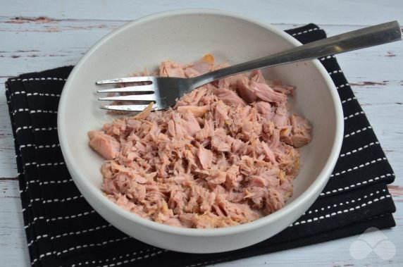 Салат с тунцом, шпинатом и фетой – фото приготовления рецепта, шаг 1