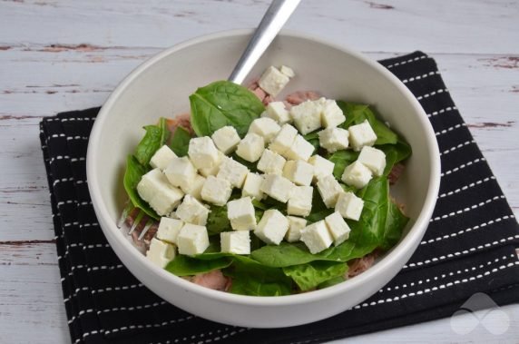 Салат с тунцом, шпинатом и фетой – фото приготовления рецепта, шаг 3
