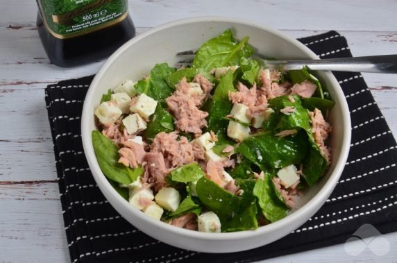 Салат с тунцом, шпинатом и фетой – фото приготовления рецепта, шаг 4