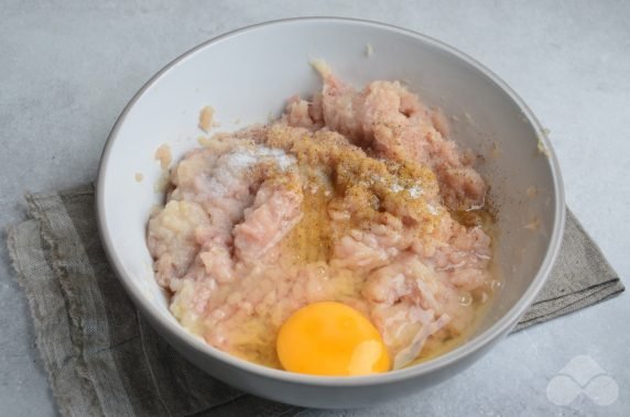 Тефтели из индейки в сметанно-чесночном соусе – фото приготовления рецепта, шаг 2
