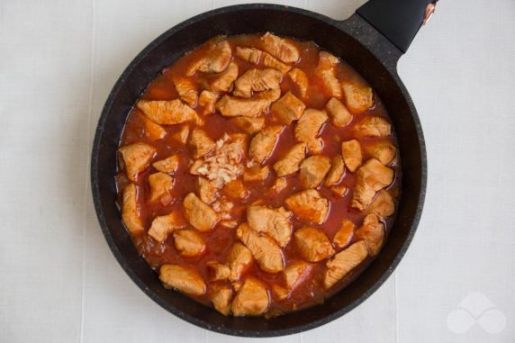 Индейка, тушенная в томатном соусе – фото приготовления рецепта, шаг 6