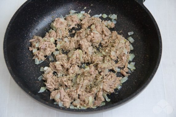 Паста с тунцом и томатным соусом – фото приготовления рецепта, шаг 4