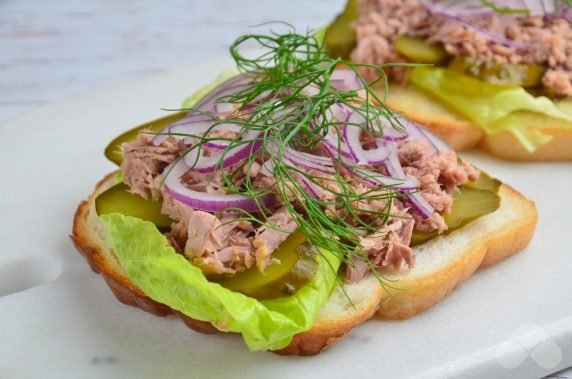 Сэндвич с тунцом и маринованными огурцами – фото приготовления рецепта, шаг 4