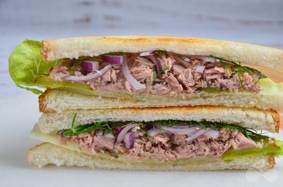 Сэндвич с тунцом и маринованными огурцами – фото приготовления рецепта, шаг 5
