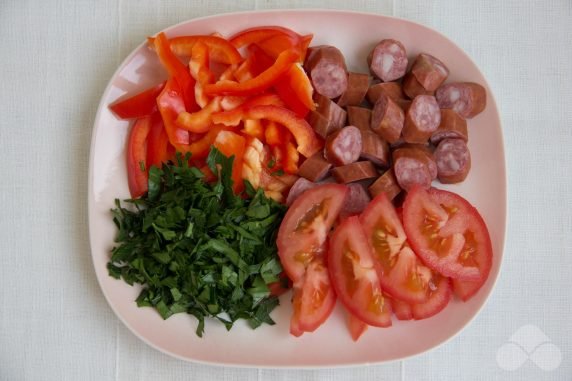 Запеканка с болгарским перцем, помидорами и охотничьими колбасками – фото приготовления рецепта, шаг 1