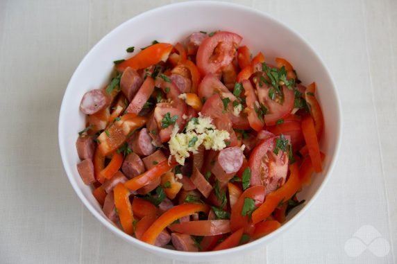 Запеканка с болгарским перцем, помидорами и охотничьими колбасками – фото приготовления рецепта, шаг 7