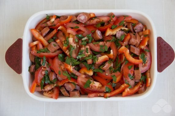 Запеканка с болгарским перцем, помидорами и охотничьими колбасками – фото приготовления рецепта, шаг 8