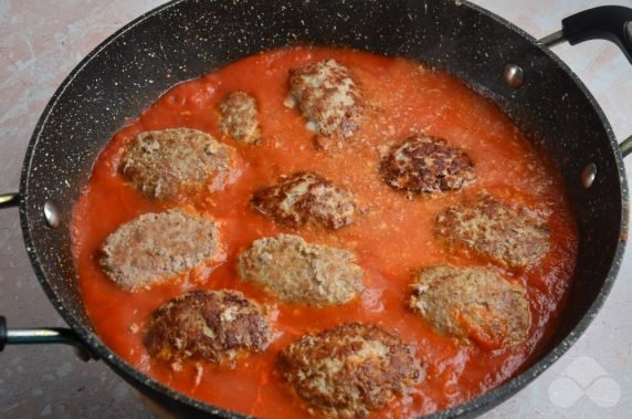 Котлеты в томатном соусе – фото приготовления рецепта, шаг 7