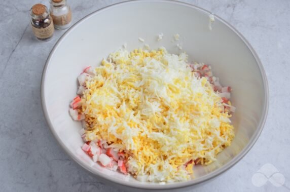 Закуска из крабовых палочек, яиц, сыра и чеснока – фото приготовления рецепта, шаг 2