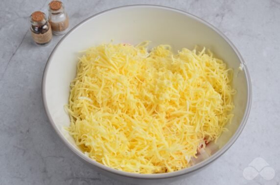 Закуска из крабовых палочек, яиц, сыра и чеснока – фото приготовления рецепта, шаг 3