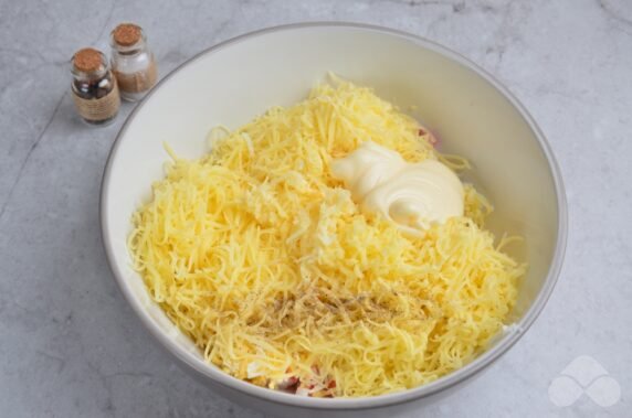 Закуска из крабовых палочек, яиц, сыра и чеснока – фото приготовления рецепта, шаг 4