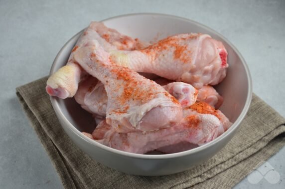 Куриные голени в аэрофритюрнице – фото приготовления рецепта, шаг 2