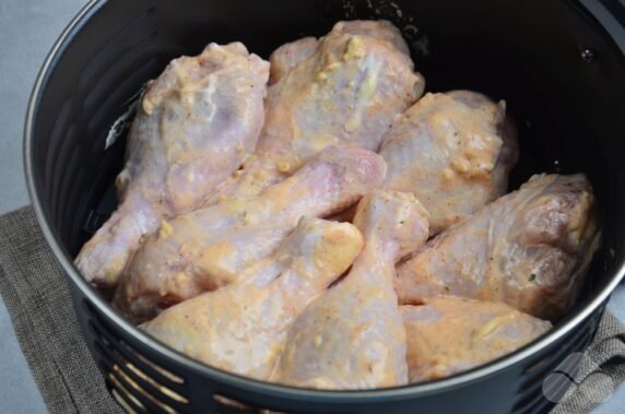 Куриные голени в аэрофритюрнице – фото приготовления рецепта, шаг 5