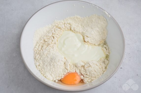 Куриные оладьи на йогурте – фото приготовления рецепта, шаг 2