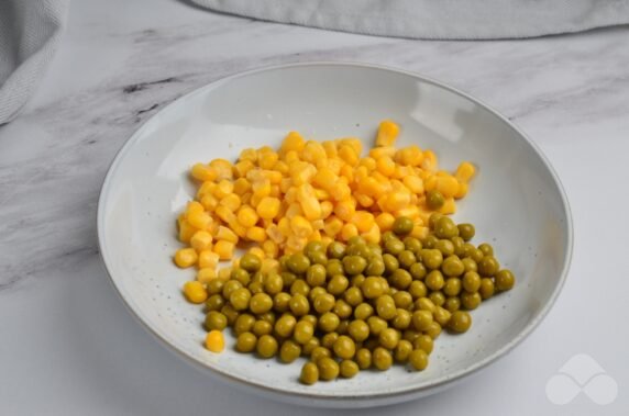 Салат с горошком, кукурузой и яйцом – фото приготовления рецепта, шаг 1