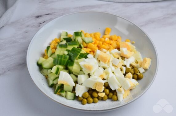 Салат с горошком, кукурузой и яйцом – фото приготовления рецепта, шаг 2