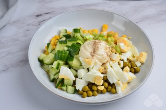 Салат с горошком, кукурузой и яйцом – фото приготовления рецепта, шаг 3