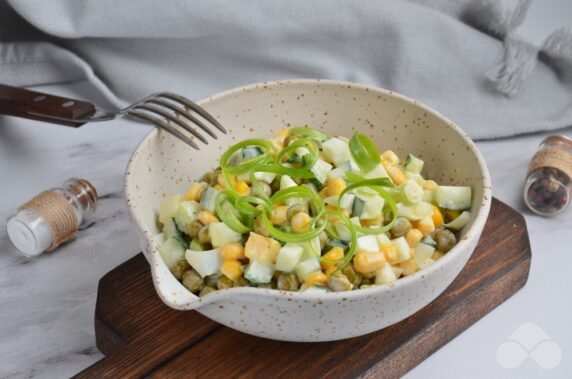 Салат с горошком, кукурузой и яйцом – фото приготовления рецепта, шаг 4
