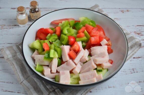 Салат со свежими овощами и ветчиной – фото приготовления рецепта, шаг 2