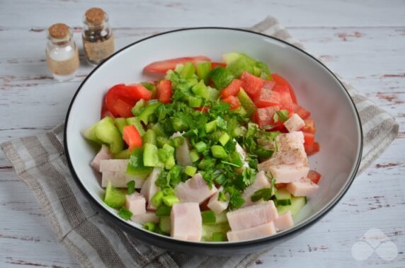 Салат со свежими овощами и ветчиной – фото приготовления рецепта, шаг 3