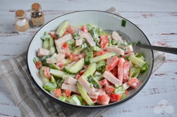 Салат со свежими овощами и ветчиной – фото приготовления рецепта, шаг 4