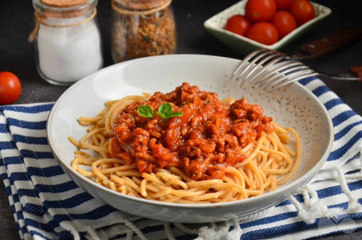 Спагетти с говяжьим фаршем в томате