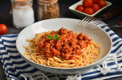 Спагетти с говяжьим фаршем в томате