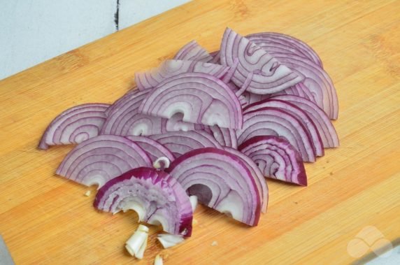 Маринованный фиолетовый лук с гвоздикой и бадьяном – фото приготовления рецепта, шаг 1