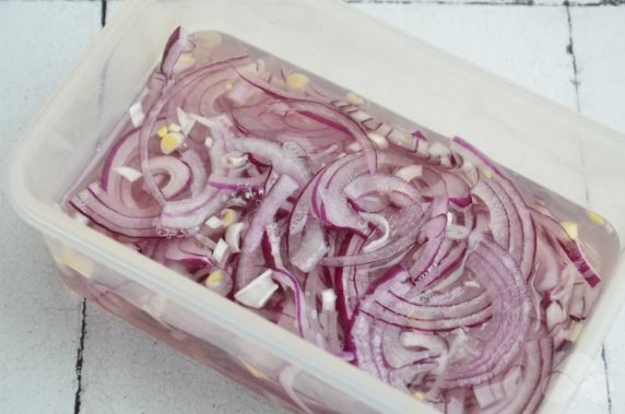Маринованный фиолетовый лук с гвоздикой и бадьяном – фото приготовления рецепта, шаг 3