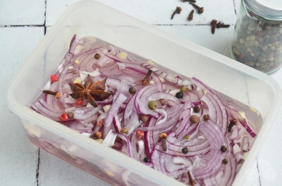 Маринованный фиолетовый лук с гвоздикой и бадьяном – фото приготовления рецепта, шаг 4