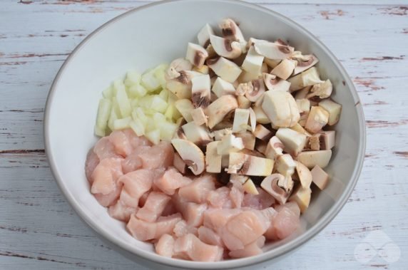 Запеченные тарталетки с курицей, грибами и сыром – фото приготовления рецепта, шаг 1
