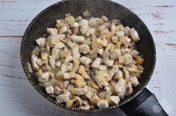 Запеченные тарталетки с курицей, грибами и сыром – фото приготовления рецепта, шаг 2