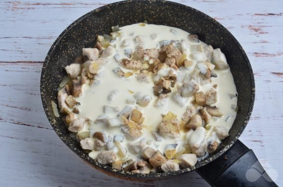 Запеченные тарталетки с курицей, грибами и сыром – фото приготовления рецепта, шаг 3