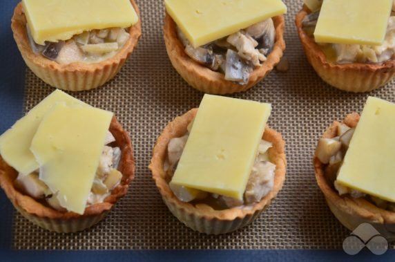 Запеченные тарталетки с курицей, грибами и сыром – фото приготовления рецепта, шаг 4