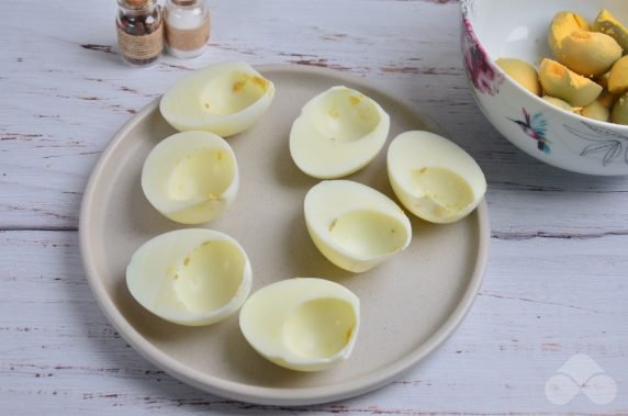 Фаршированные яйца с тунцом – фото приготовления рецепта, шаг 3
