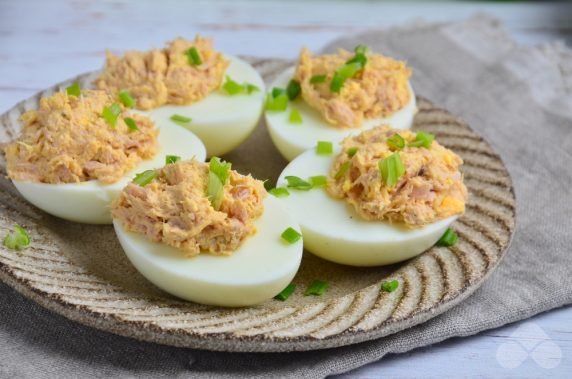 Фаршированные яйца с тунцом – фото приготовления рецепта, шаг 5