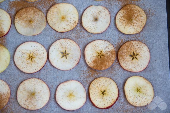 Пряные яблочные чипсы – фото приготовления рецепта, шаг 2