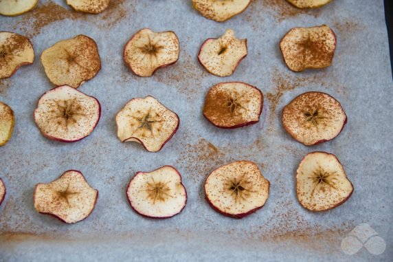 Пряные яблочные чипсы – фото приготовления рецепта, шаг 3