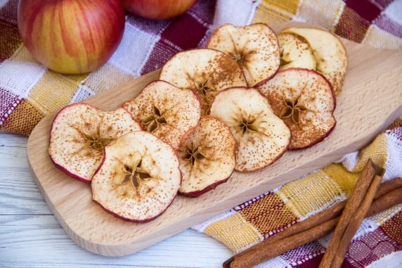 Пряные яблочные чипсы – фото приготовления рецепта, шаг 4