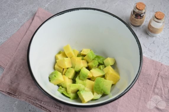 Фаршированные авокадо с помидорами и перцем – фото приготовления рецепта, шаг 1